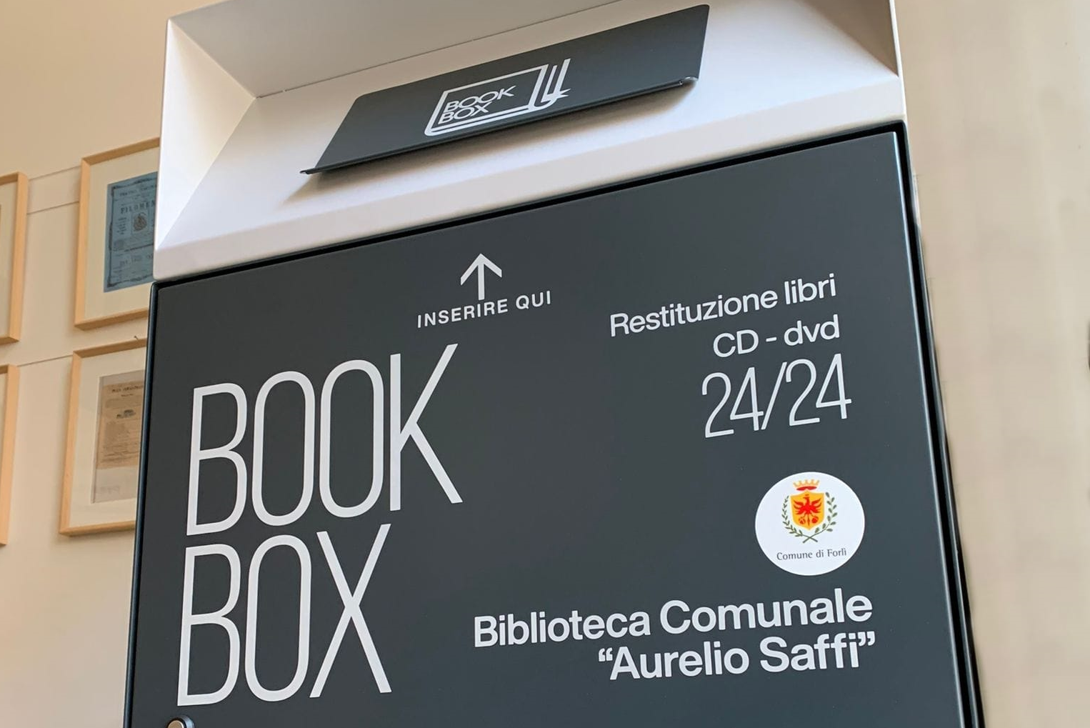 Biblioteca Saffi: un box esterno per la restituzione dei libri e dei dvd h 24