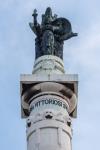 Piazzale della Vittoria, Monumento ai Caduti, Statua