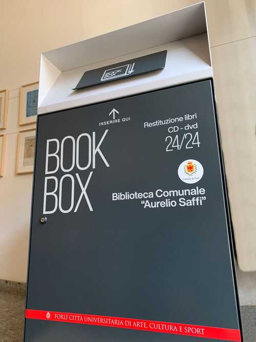 Saffi Library: an outdoor box for the return of books and dvds 24/7 Saffi Library: an outdoor box for the return of books and dvds 24/7